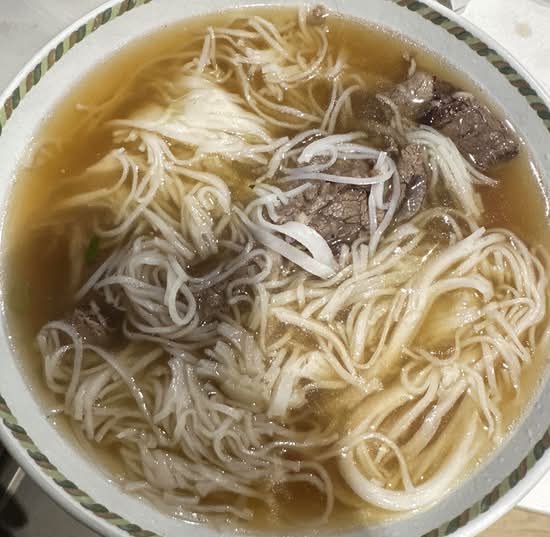 07. Beef Rice Noodle Soup with Beef Brisket 生牛肉 腩 瘦肉粉